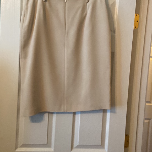 Beige skirt with slits in the front - Picture 2 of 2